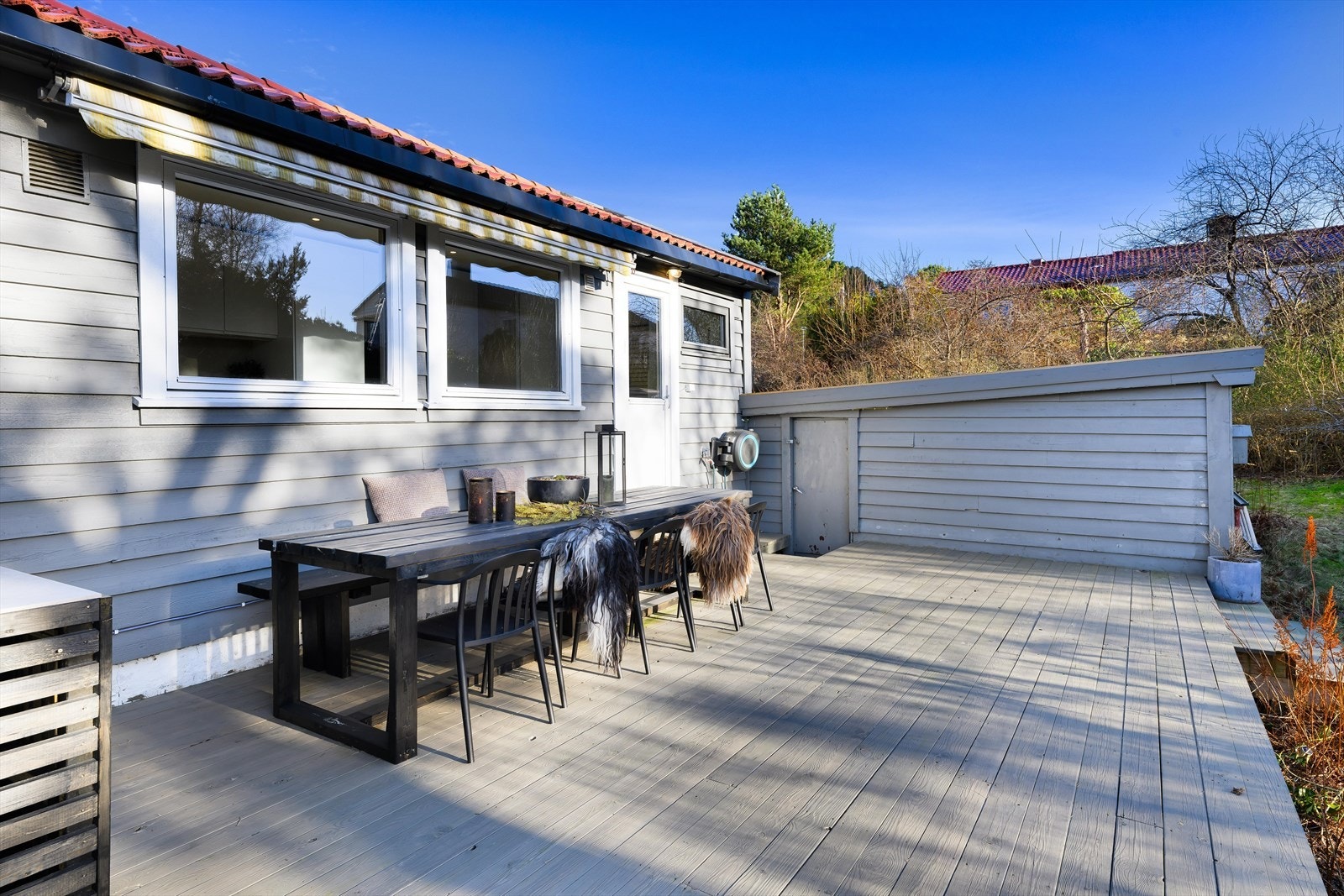 Uteplass og utvendig bod. Galleribilde