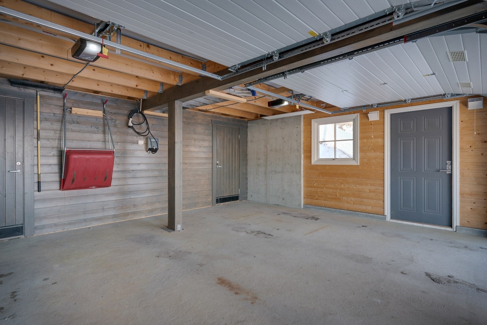 Dobbel garasje med elbil lader. Galleribilde