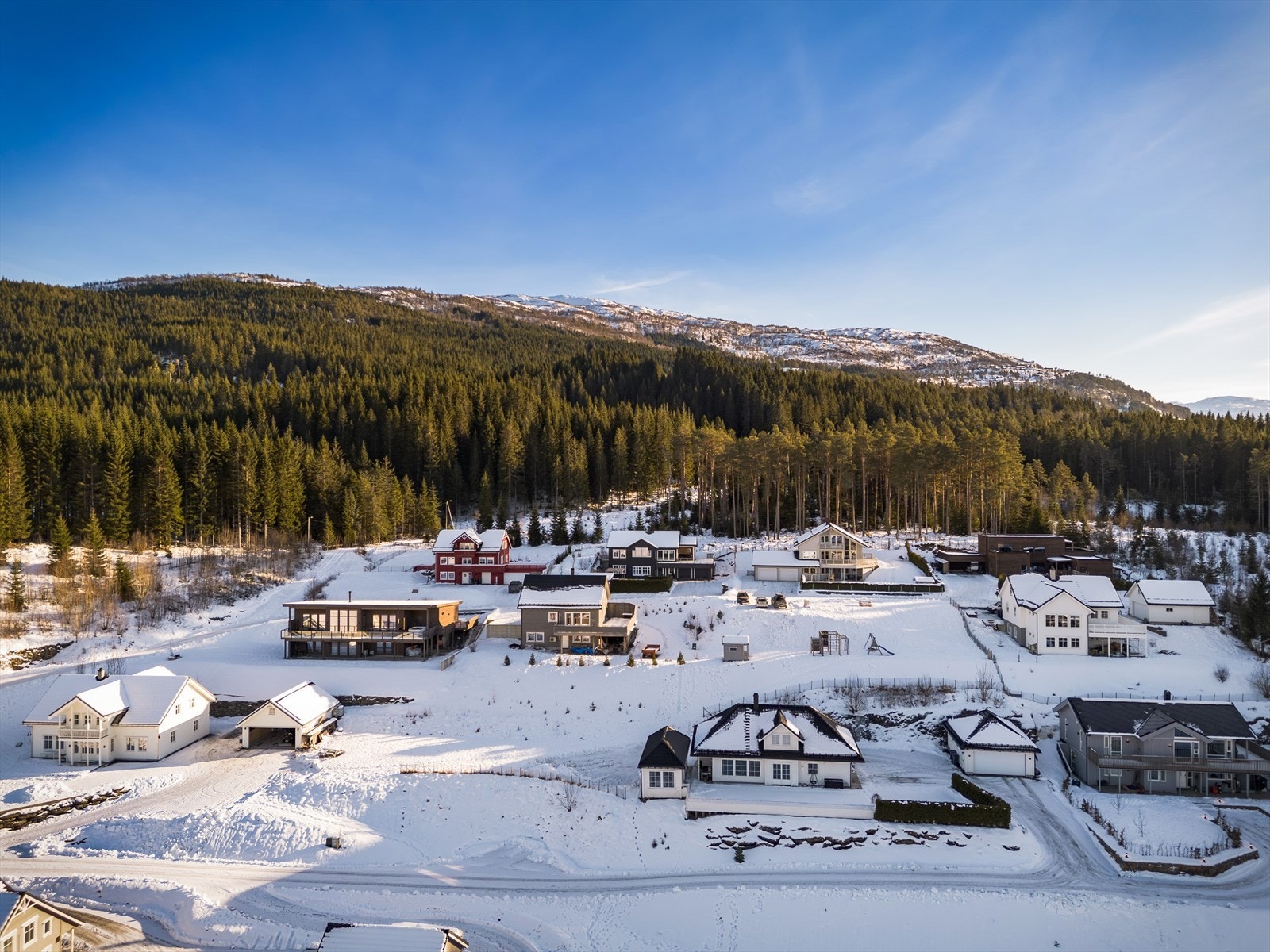 Øvre Nyhagen 4 ligger i et veletablert og populært nabolag. Boligen ligger i midten øverst i bildet. Galleribilde