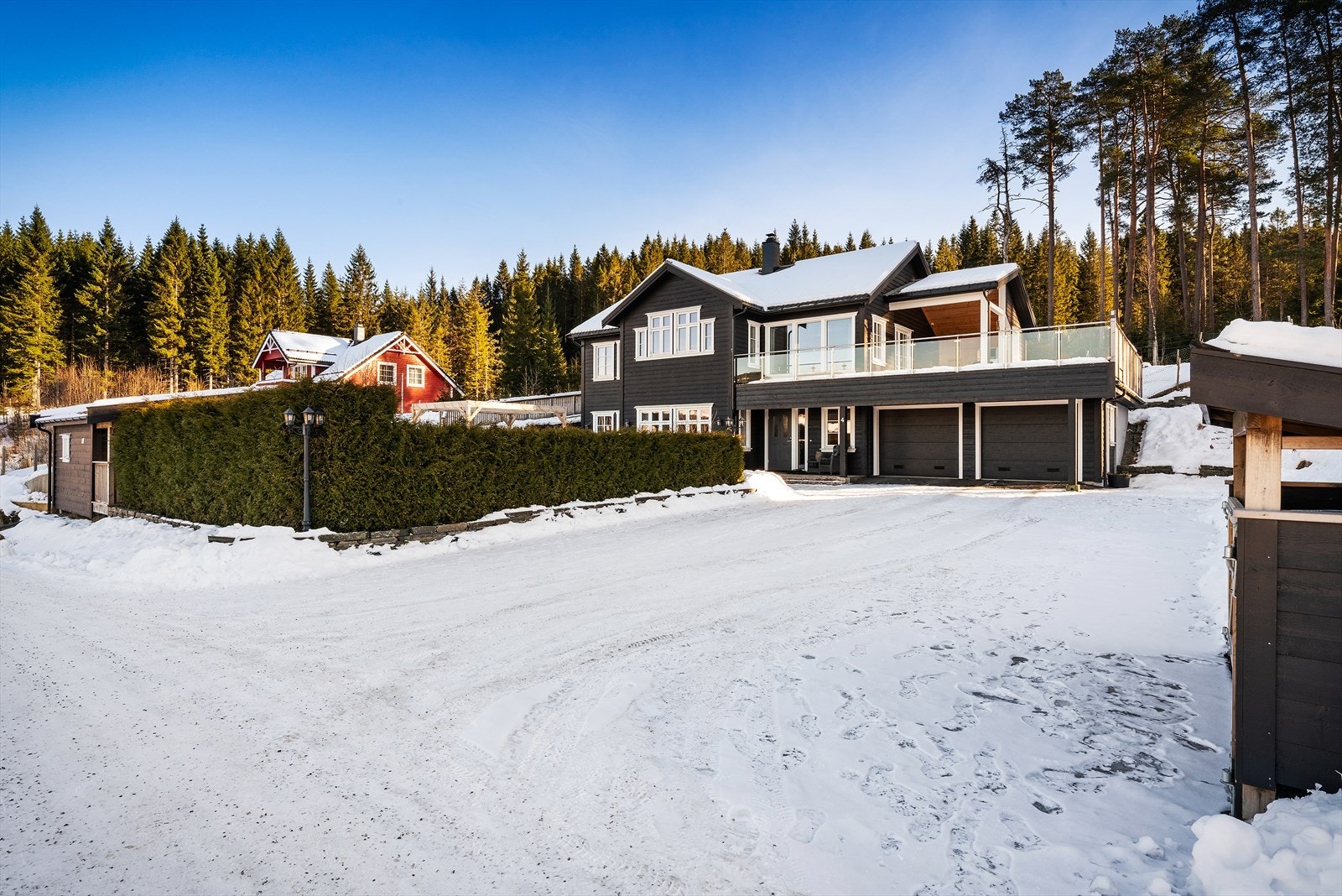 Boligen er bygget i 2019. Asfaltert innkjørsel og god plass. Galleribilde