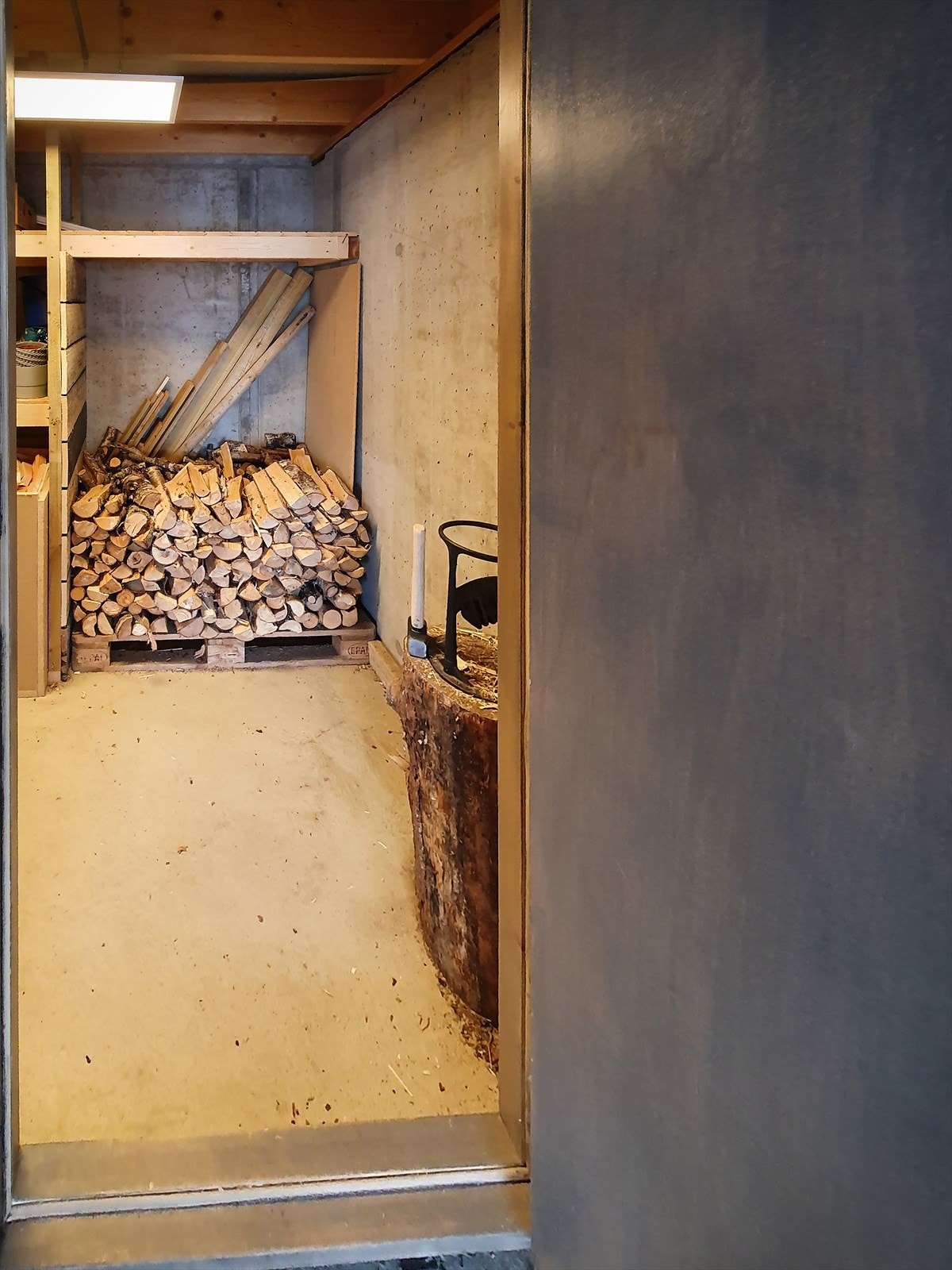 Det er to boder innerst i garasjen. Galleribilde