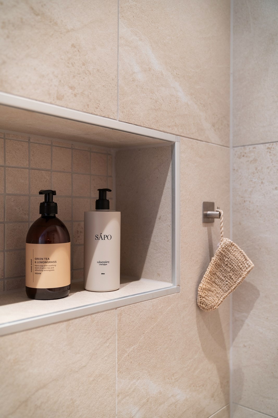 Praktisk nisje i veggen for oppbevaring av såpe og shampoo i dusjen. Galleribilde
