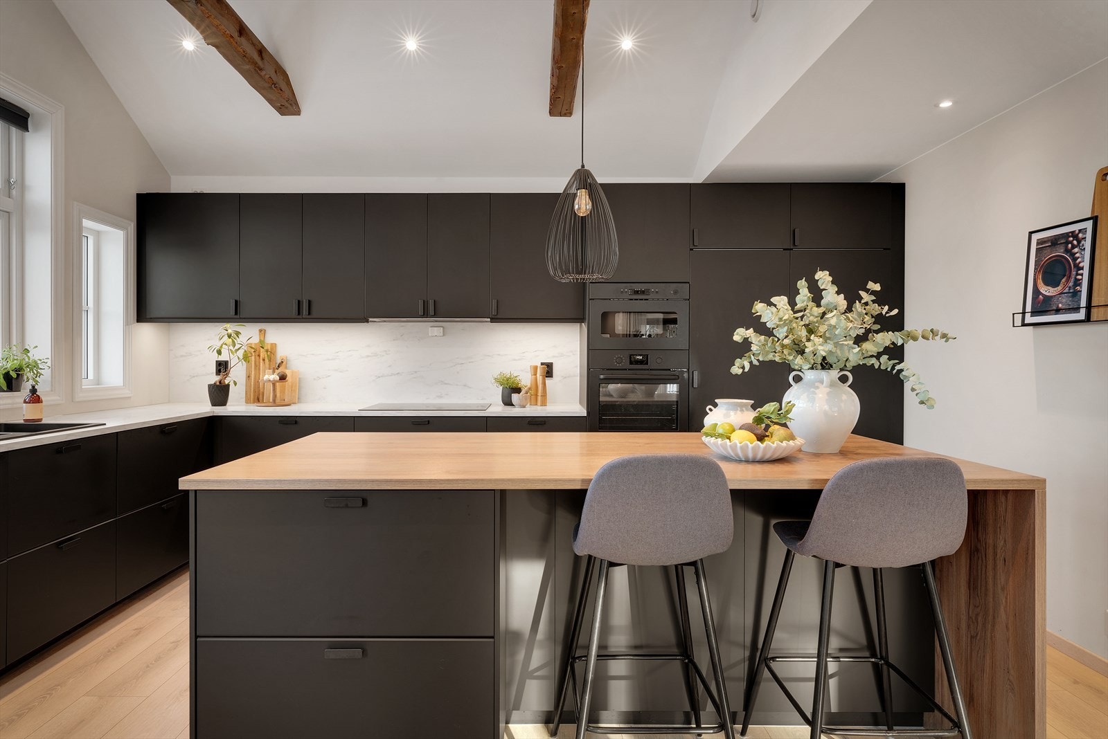 Det er integrert fryseskap, kjøleskap, platetopp, komfyr og mikro. Galleribilde