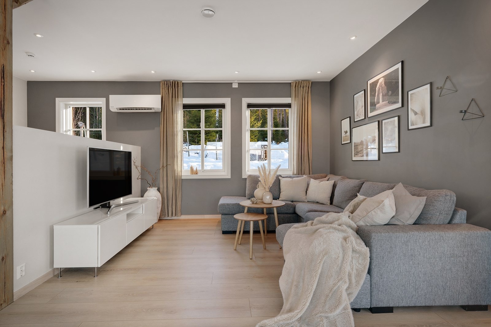 Varmepumpen er praktisk plassert for god luftgjennomstrømning i boligen. Galleribilde