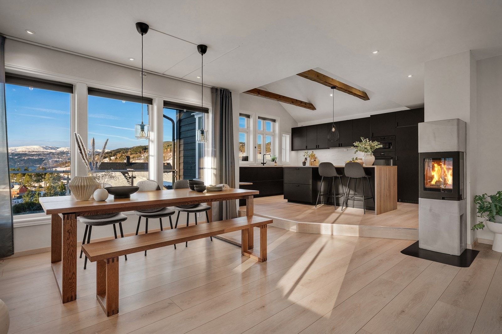 Det er delvis åpen løsning mellom stue og kjøkken. Galleribilde