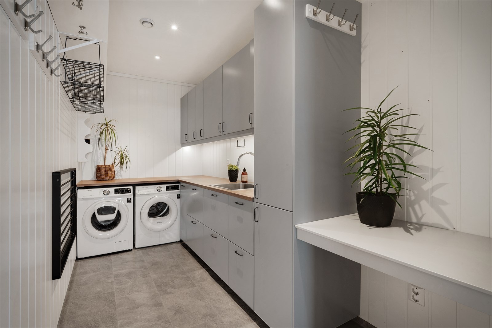 Praktisk vaskerom like innenfor entréen. Galleribilde