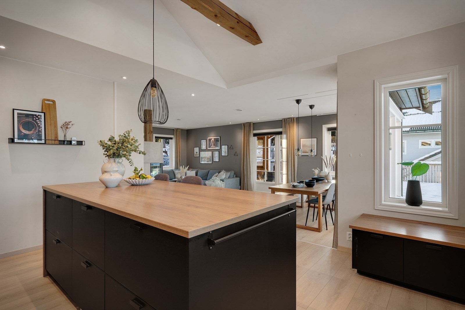 Kjøkkenet er bygget et lite nivå høyere opp en stuen for å få en naturlig rominndeling samt god oversikt. Galleribilde