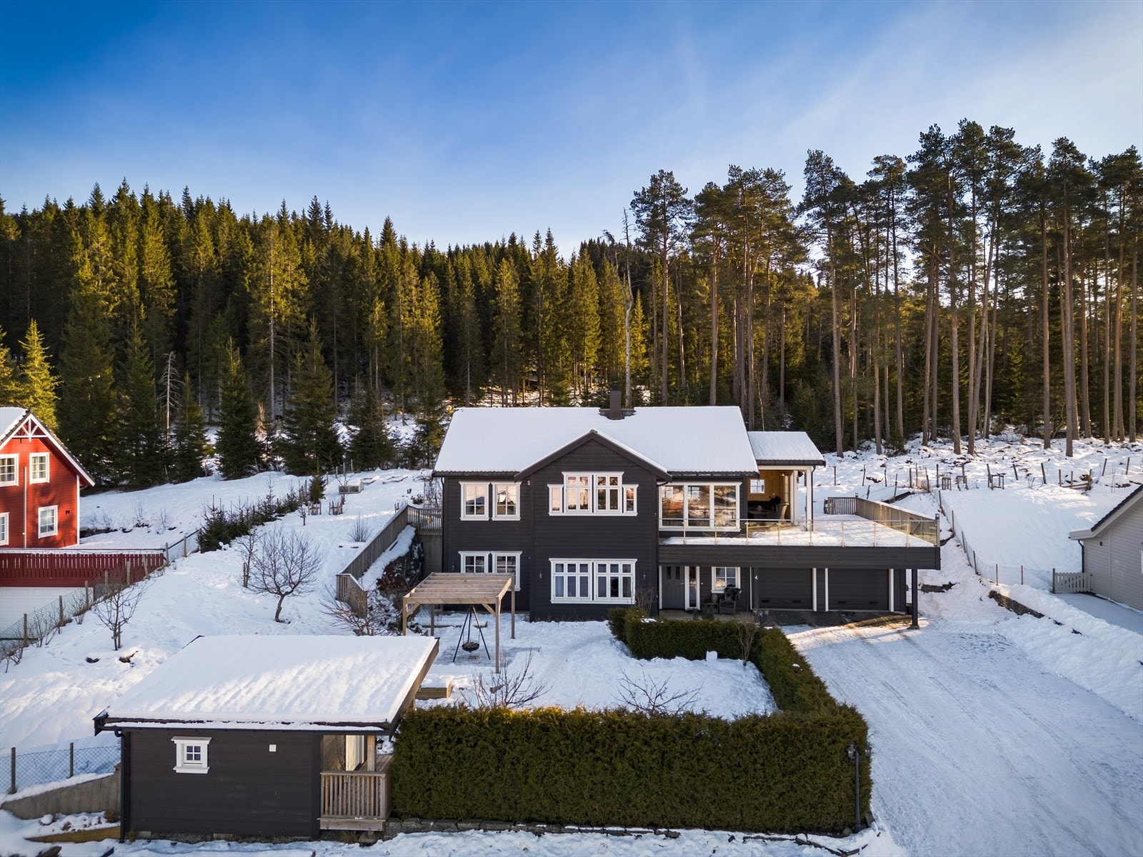 Har du spørsmål til eiendommen eller passer ikke oppsatt visning? Ta kontakt med eiendomsmegler på tlf eller e-post. Galleribilde