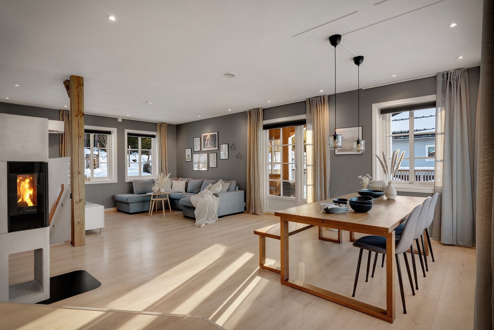 Fra stuen er det utgang til en 73 kvm stor terrasse! Galleribilde