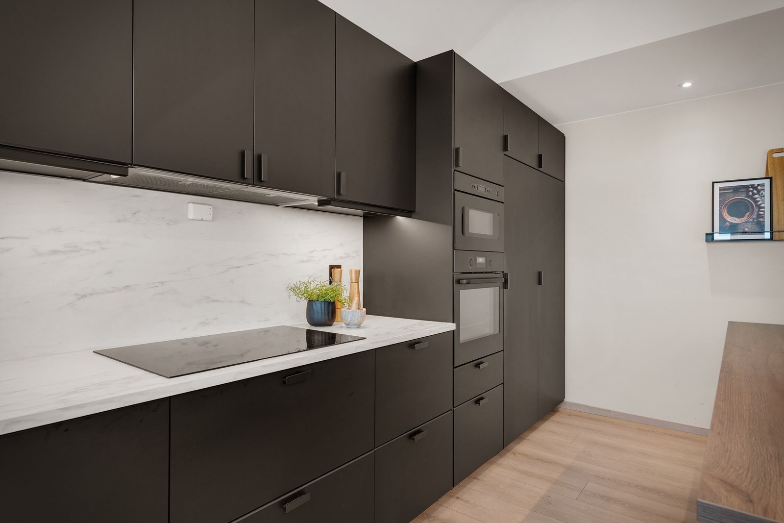 Mellom over- og underskap er det montert kitchenboards som gjør det enkelt å holde rent. Galleribilde