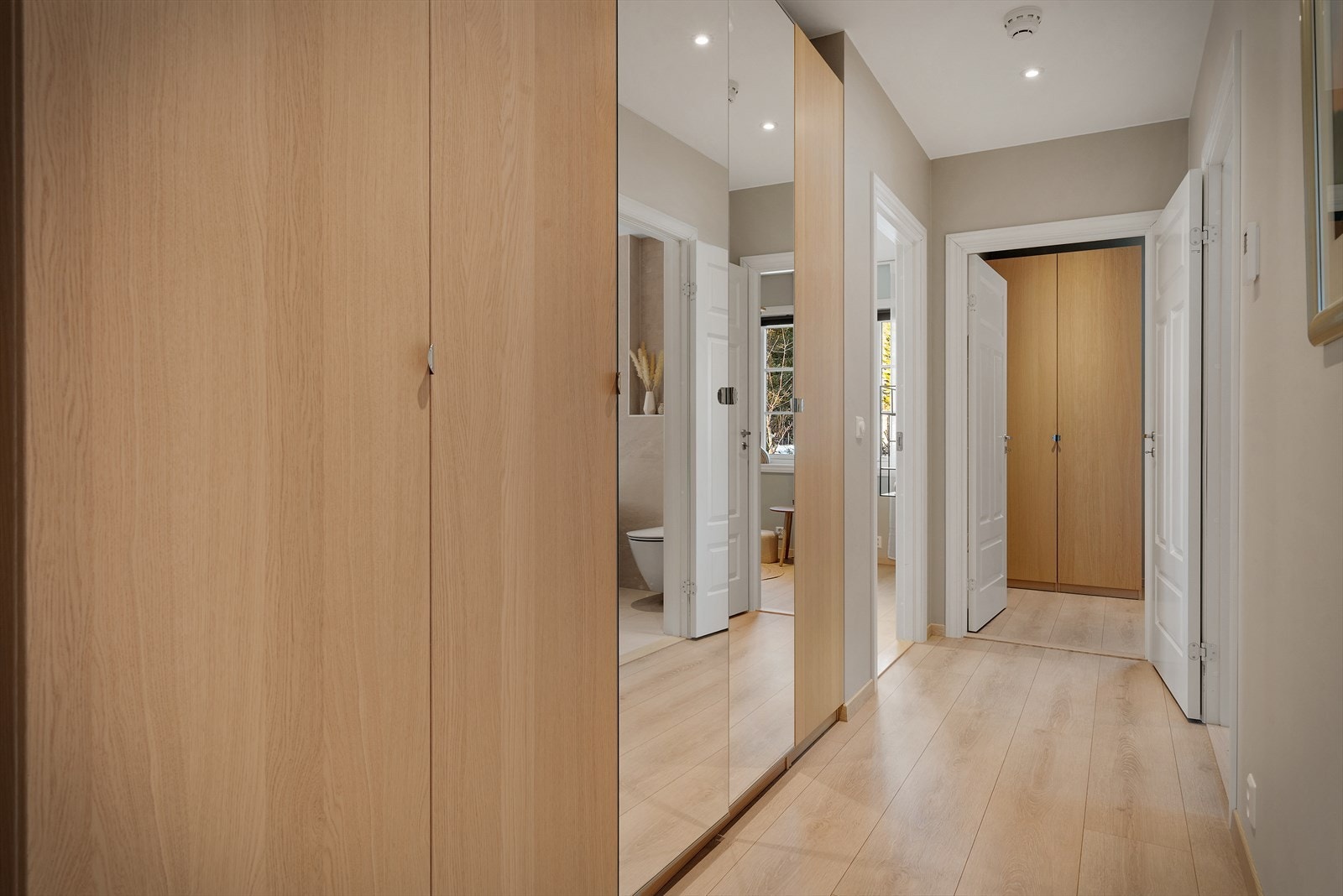 Fra trappegang er det adkomst til to soverom og bad. Galleribilde