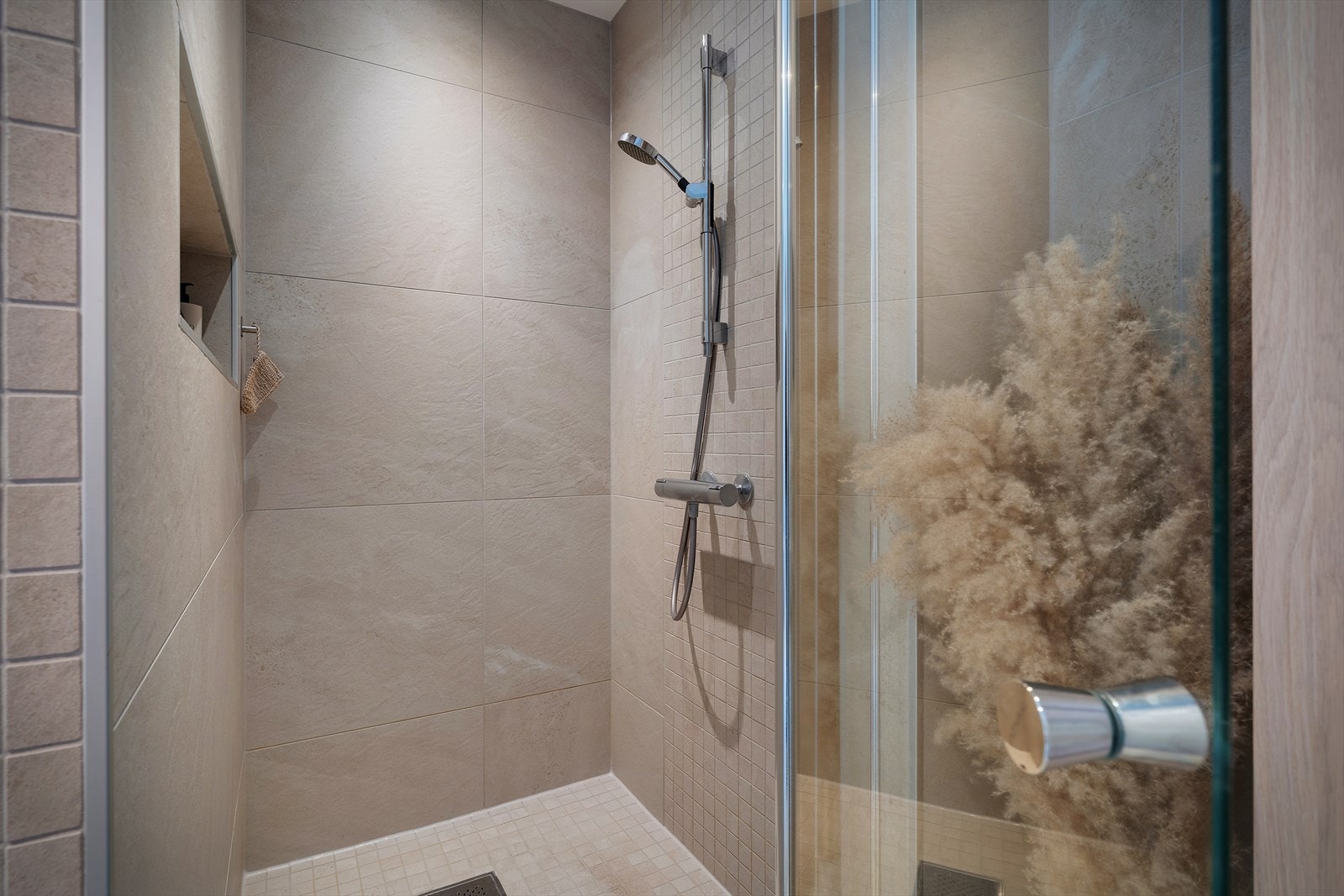 Stor dusjnisje Galleribilde