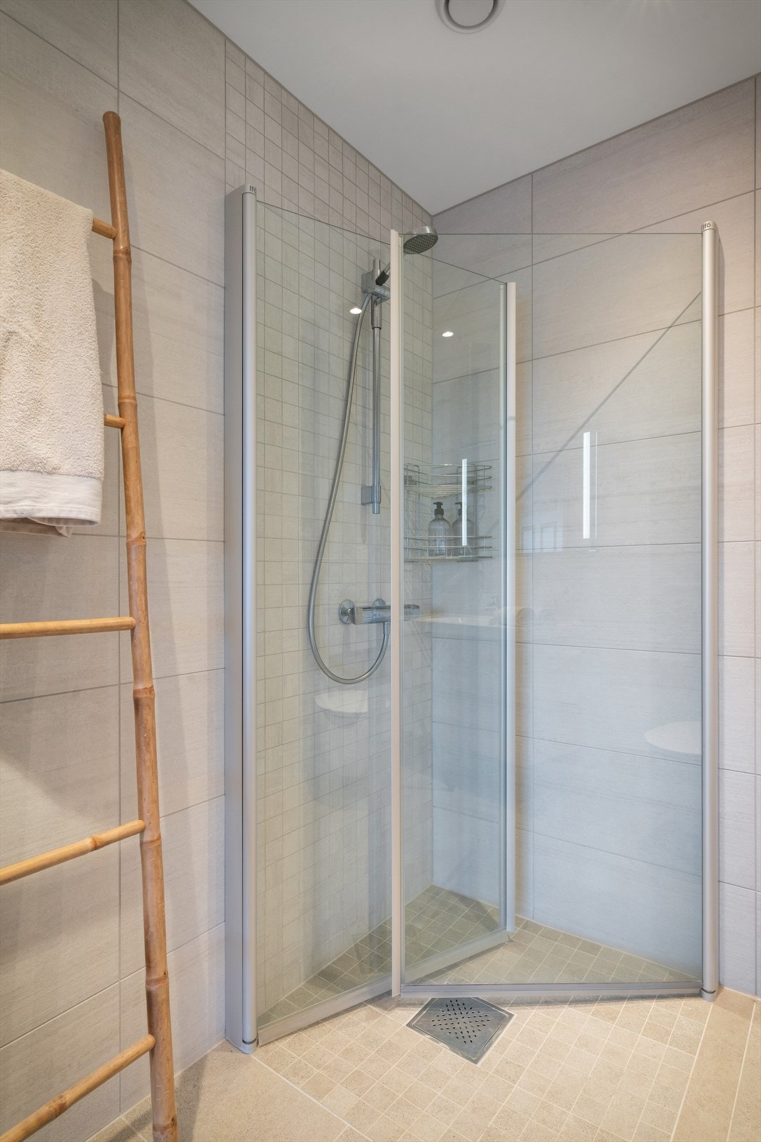 Badet er helfliset med varmekabler i gulv. Galleribilde