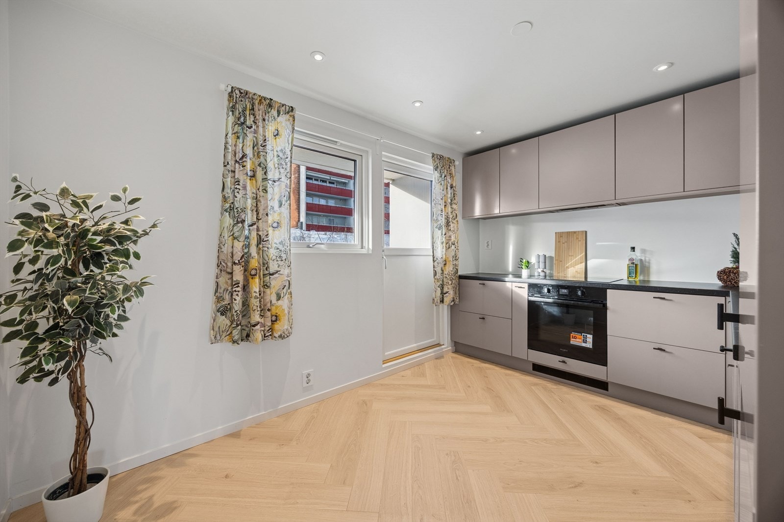 Fra kjøkkenet er det utgang til egen balkong. Galleribilde