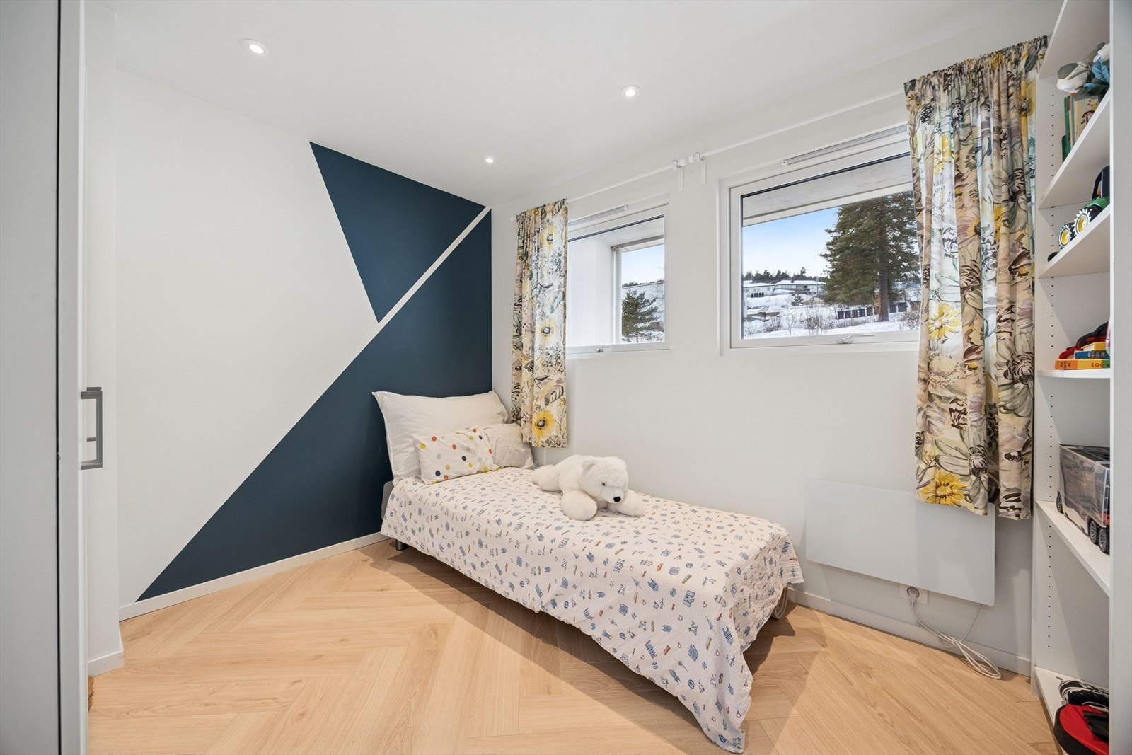 Det andre soverommet egner seg godt som barnerom, gjesterom eller hjemmekontor. Galleribilde