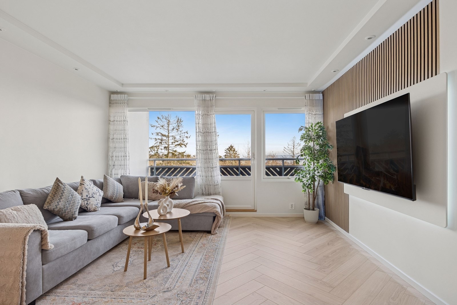 Store vindusflater gir godt lysinnslipp. Galleribilde