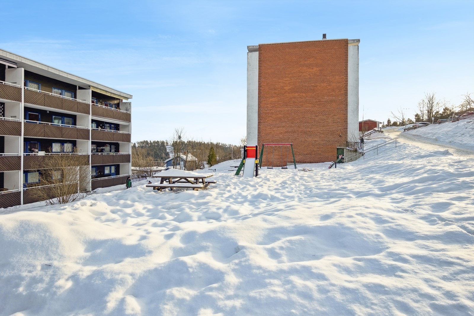 Leiligheten ligger i et veletablert og barnevennlig boligområde med nærhet til Asker sentrum. Galleribilde