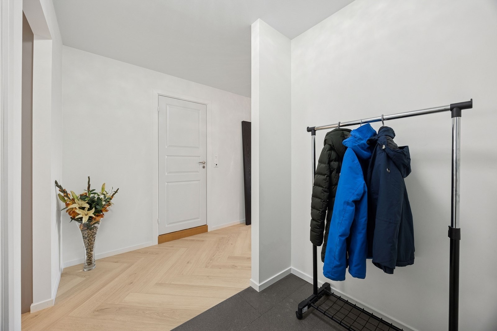 Velkommen inn! Entré med god plass til garderobeløsning og oppbevaringsmuligheter. Galleribilde