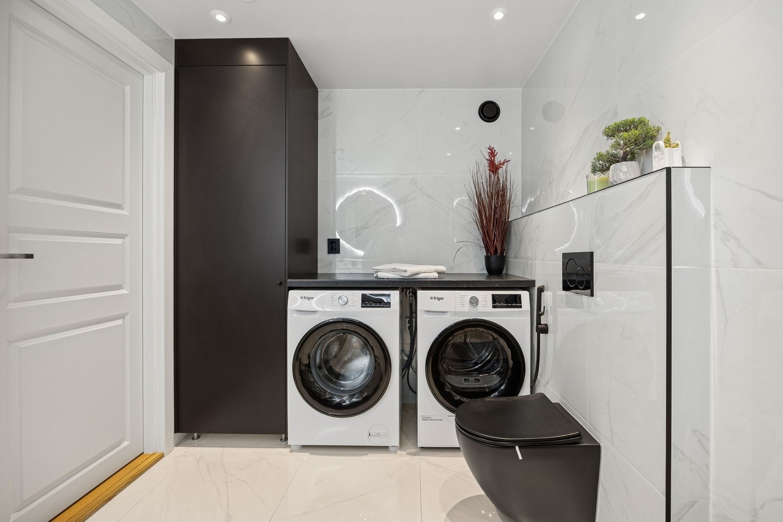 Gulvet er flislagt med elektriske varmekabler. Galleribilde