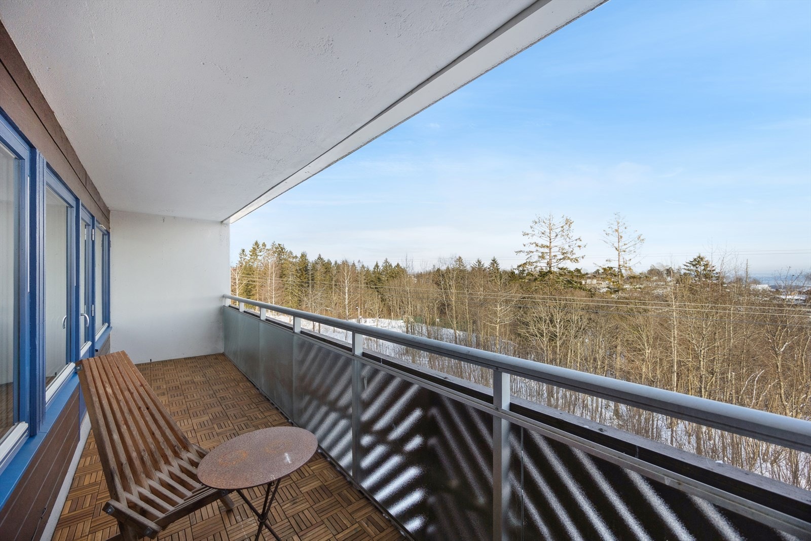 Fra stuen er det direkte utgang til balkong med morgen- og formiddagssol. Galleribilde