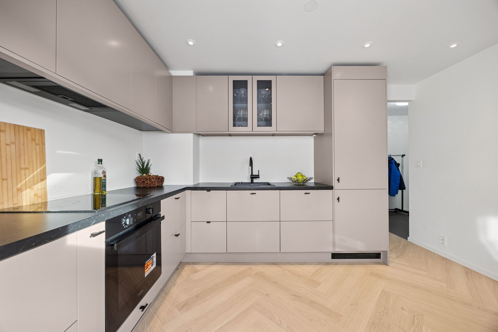 Kjøkken fra 2024 med innredning med glatte fronter og benkeplate i laminat. Galleribilde