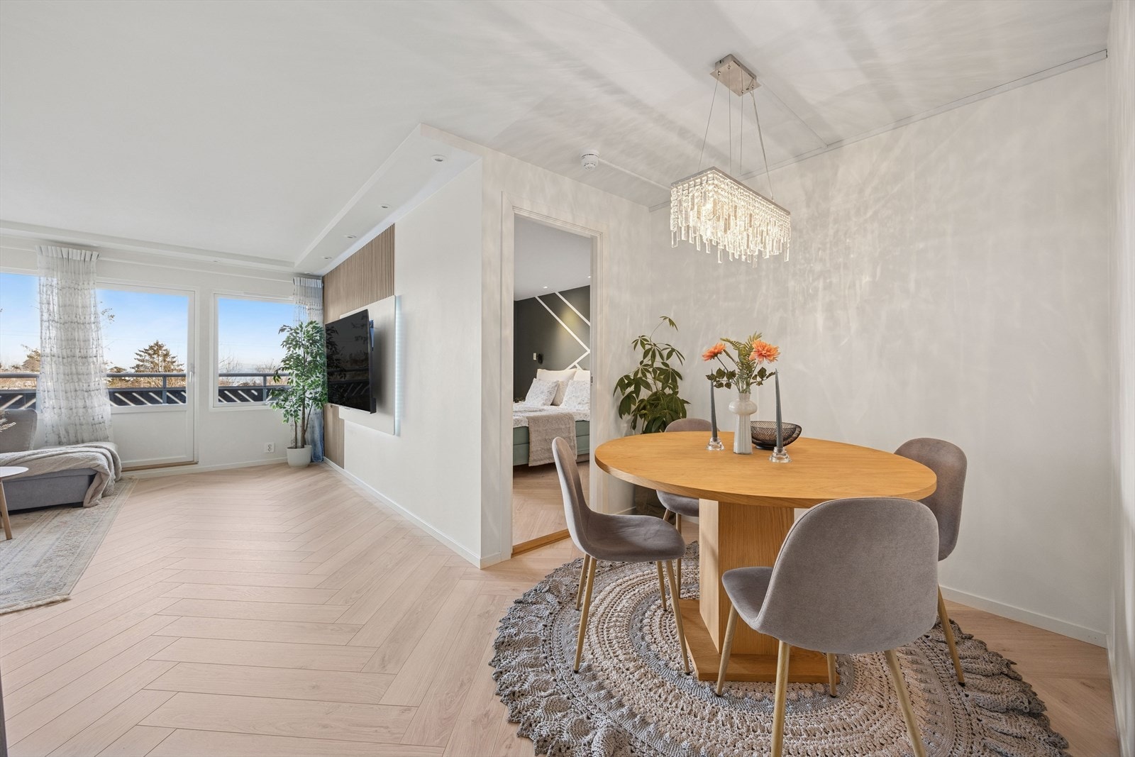 omslig stue med plass til både sofagruppe og spisebord. Galleribilde