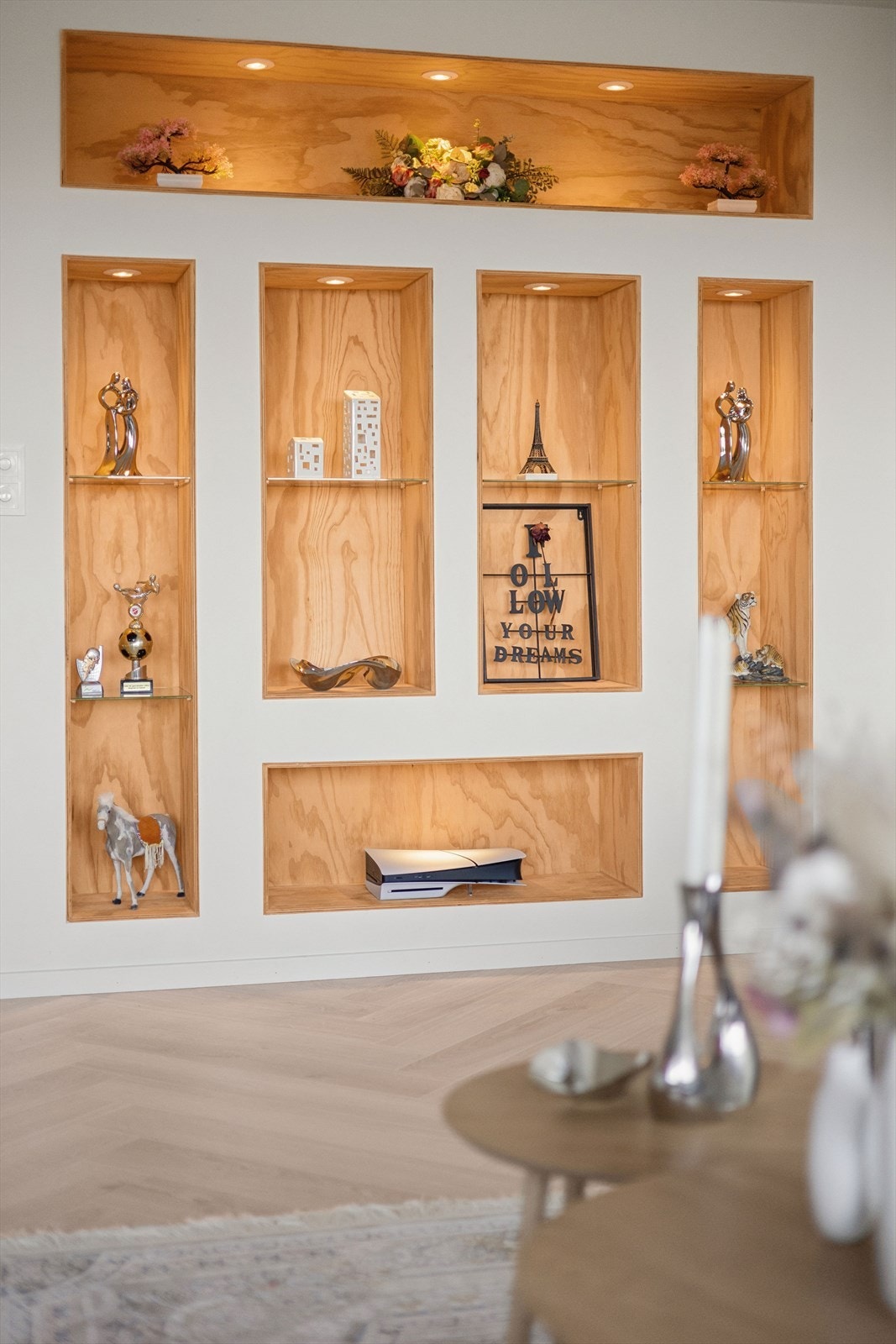 Det er etablert en plassbygget hylleseksjon med integrert belysning. Galleribilde