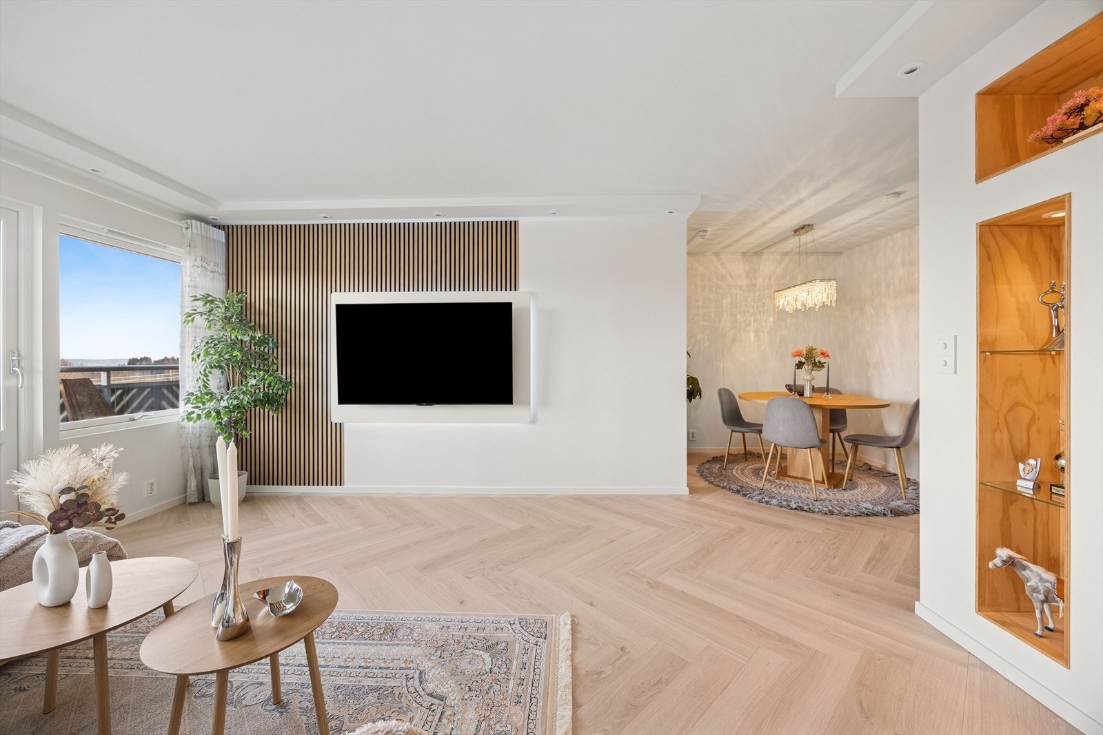 Gulvet er belagt med fiskebeinsparkett som gir et eksklusivt og helhetlig uttrykk. Galleribilde