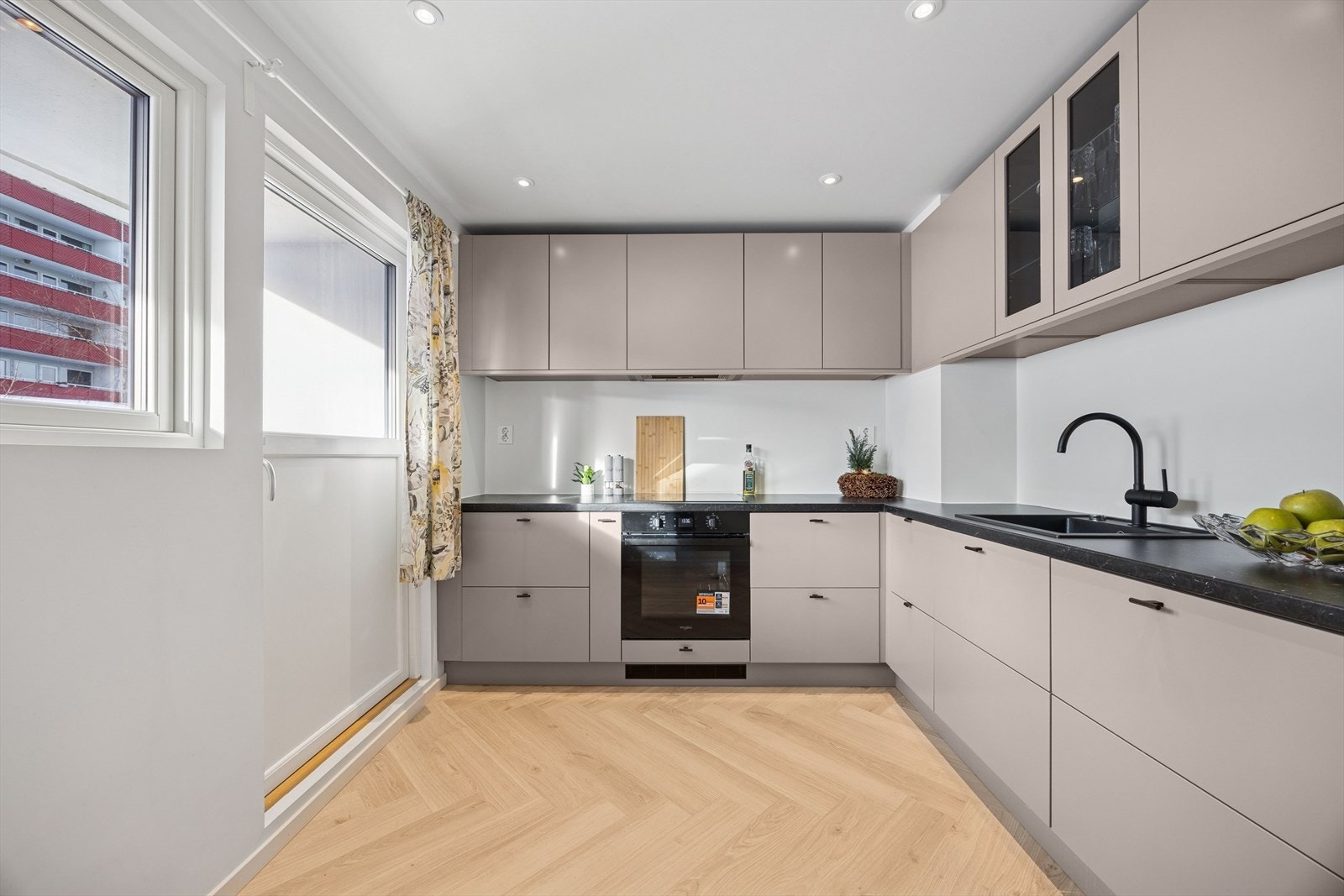 Integrert platetopp, stekeovn, oppvaskmaskin, kjøl og frys. Kjøkkenventilator med avtrekk ut. Galleribilde