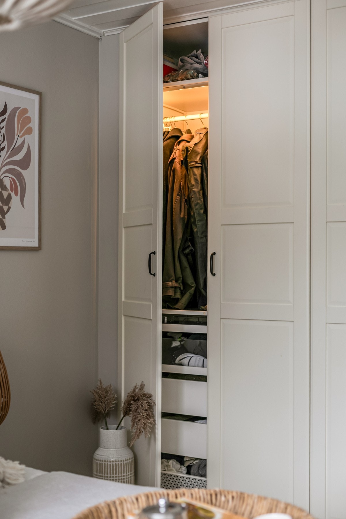 Garderoben har praktisk innredning med flott integrert belysning. Galleribilde