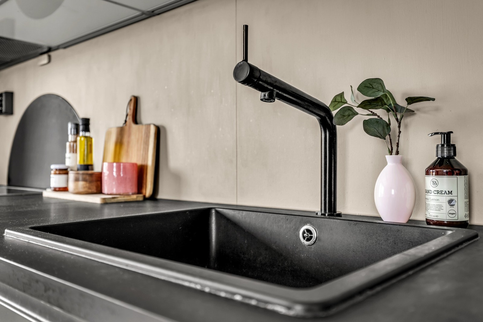 Delikat vask i med praktisk stor kum, for enkel rengjøring. Galleribilde