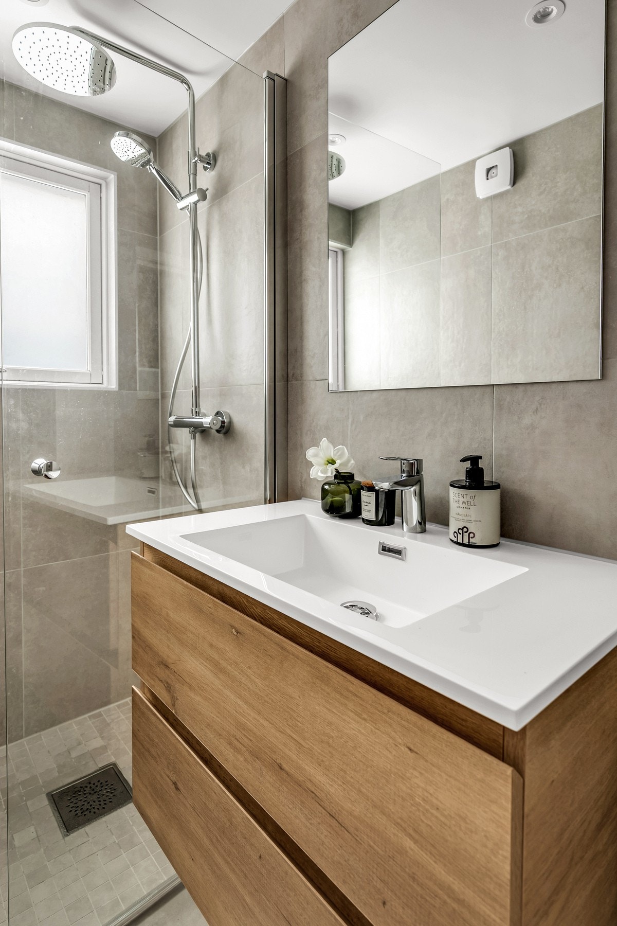 Badet er innredet med flott benkeskap av eik og regnfallsdusj med dør i herdet glass. Dusjsonen er belagt med mosikkfliser for et helhetlig intrykk. Badet har også elektrisk avtrekk. Galleribilde