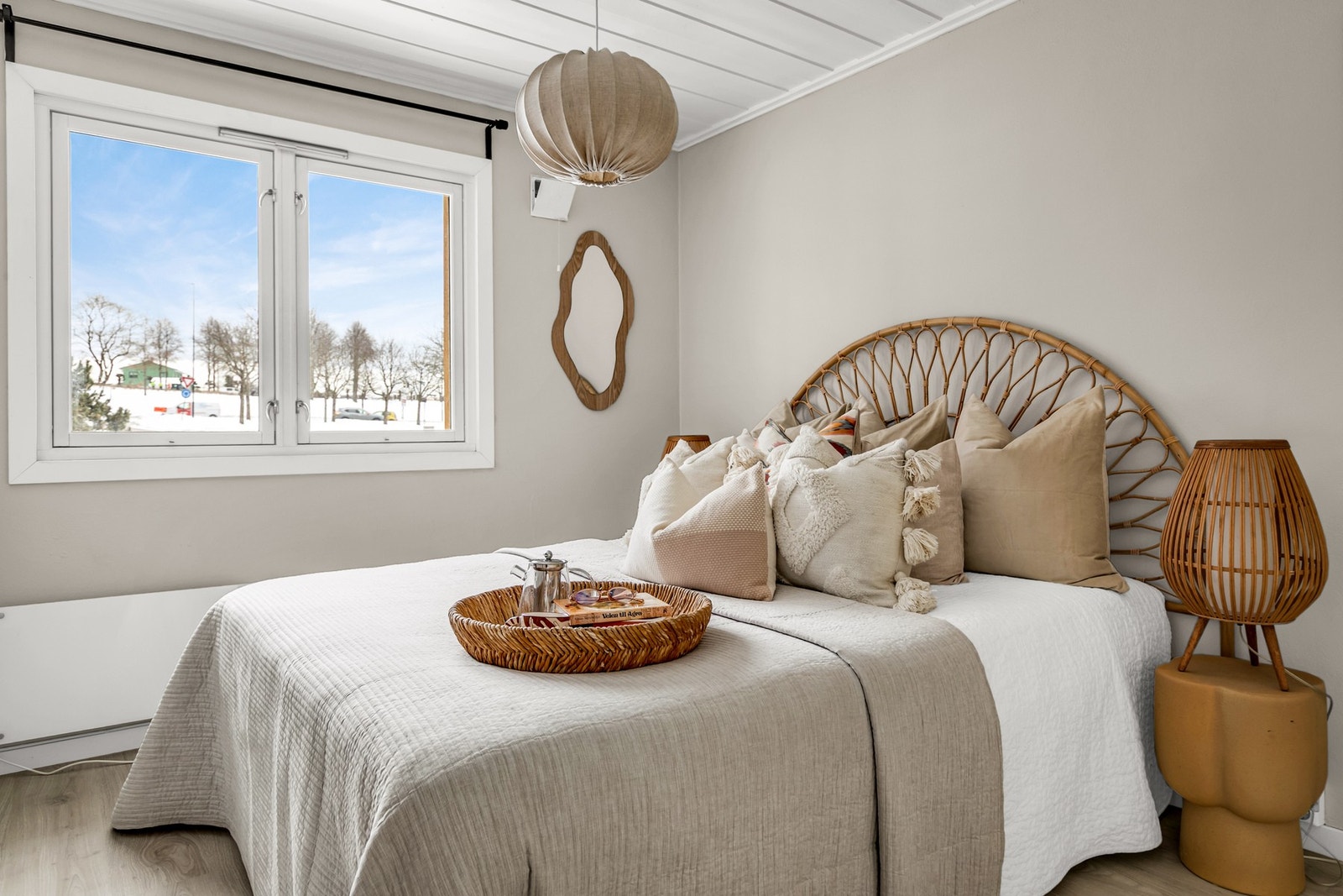 Hovedsoverom med god plass til stor seng og tilhørende nattbord. Galleribilde