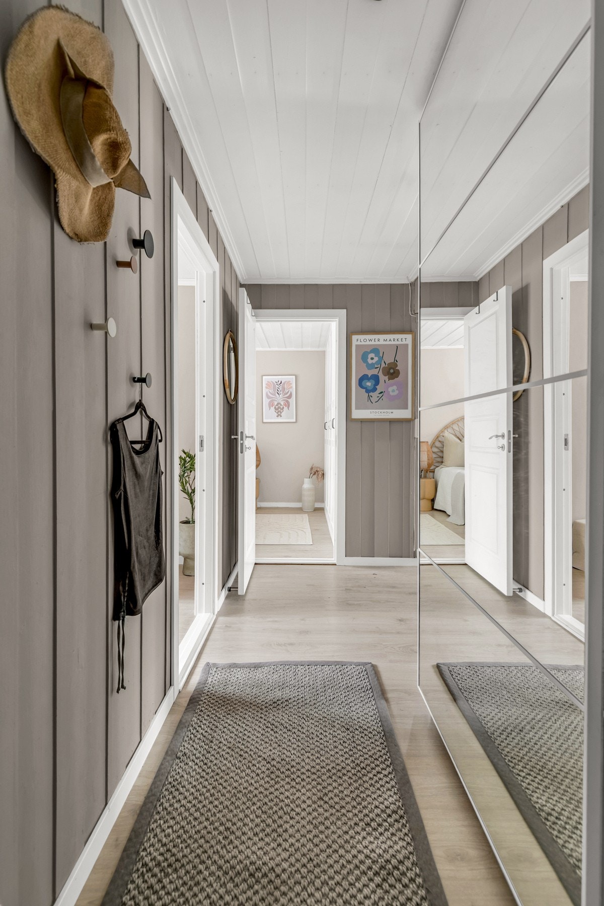 Flott inngangsparti i lyse farger med gode oppbevaringsmuligheter i skyvedørsgarderobe. Galleribilde