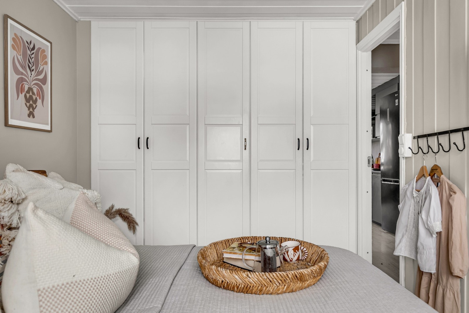 Hovedsoverommet har også gode oppbevaringsmuligheter i stor plassbygd garderobe. Galleribilde