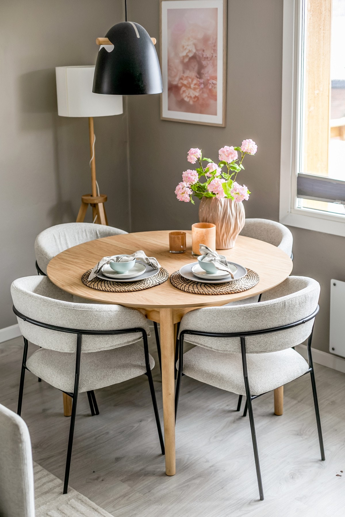 Stuen har gode møbleringsmuligheter med god plass til eget spisebord. Galleribilde