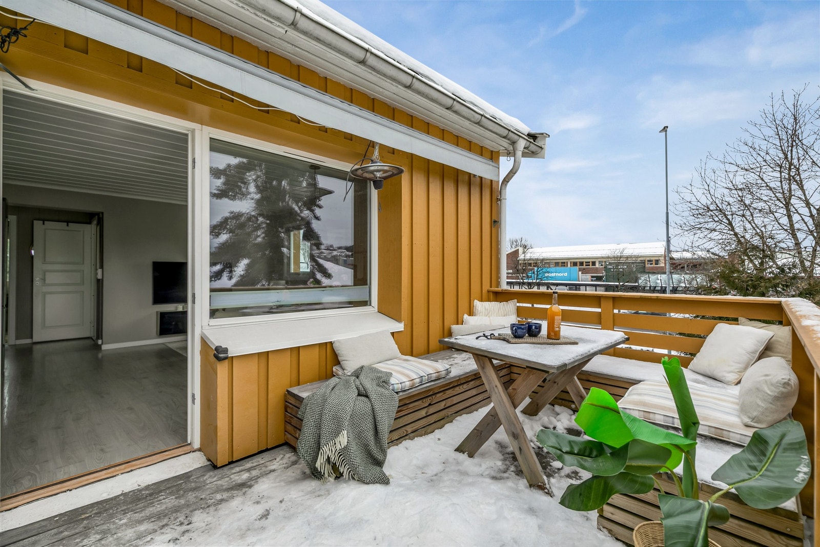 På terrassen er det plassbygget sittegruppe og elektrisk markise for de varmeste dagene. Galleribilde