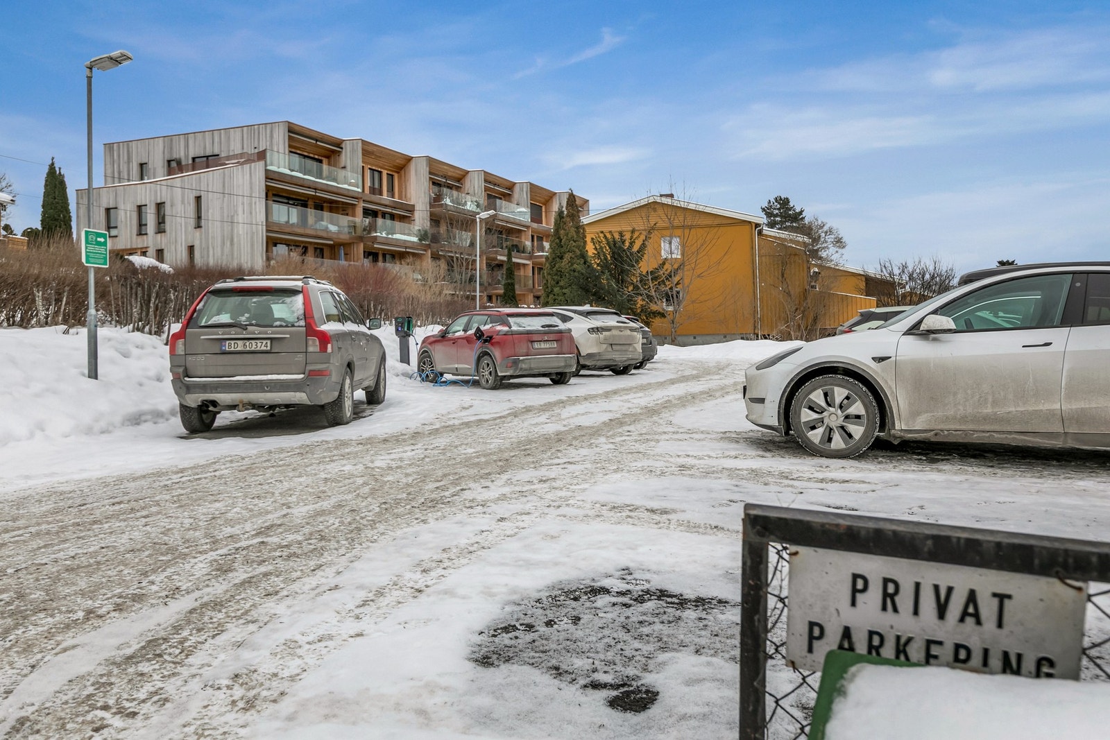 Parkeringsmuligheter på fellesområdet med fri parkering for beboere. Det finnes også ladefasiliteter; brikke fås ved henvendelse til sameiet. Galleribilde