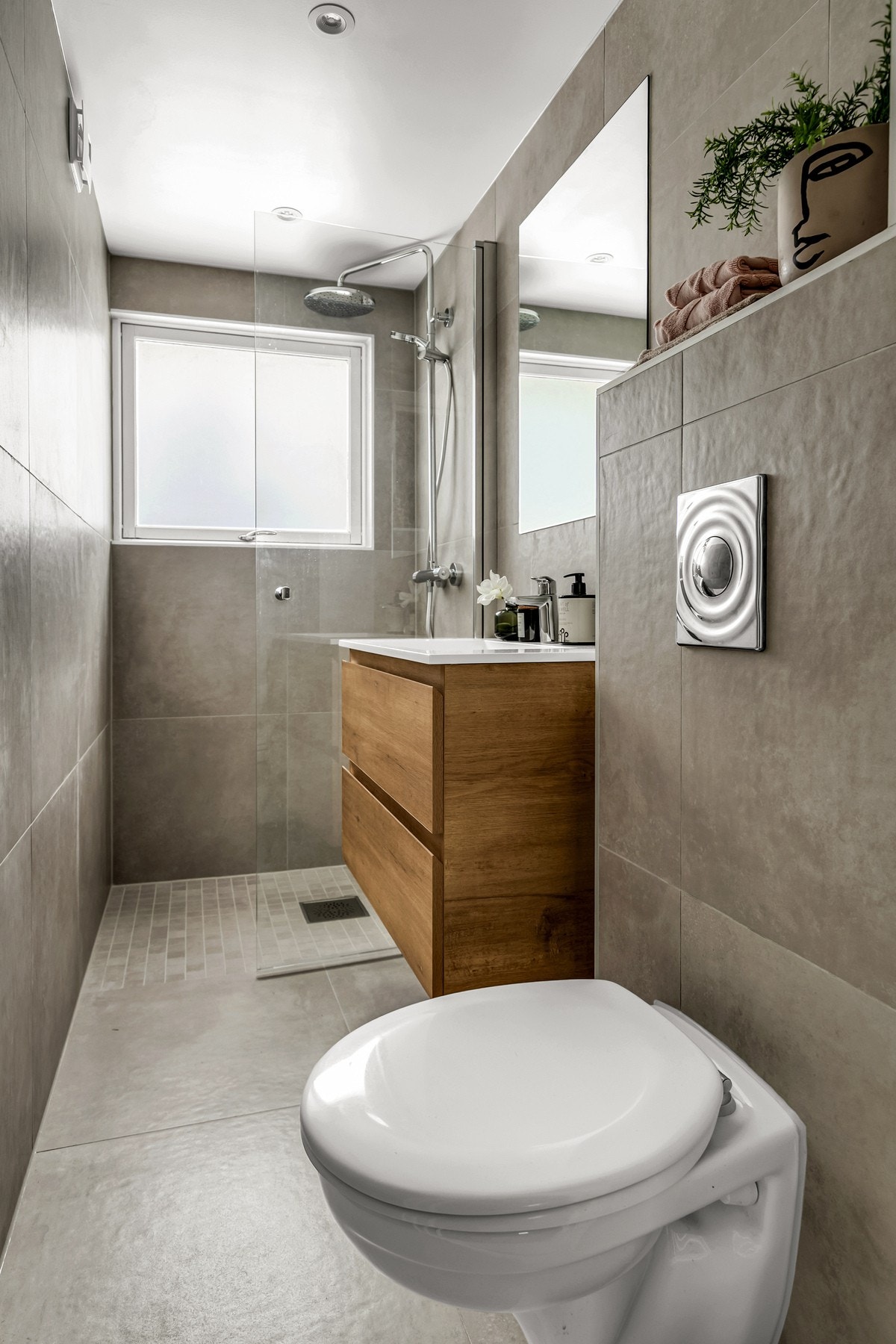 Delikat bad pusset opp i 2026 med store fliser og deilikat innredning. Galleribilde