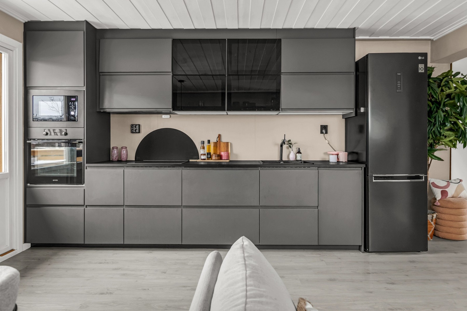 Nytt kjøkken fra 2021 med glatte fronter og induskjons stekeplate. kjøkkenet har praktisk belsyning under overskap for godt arbeidslys og integrerte lys i skap med glassfelter. Galleribilde