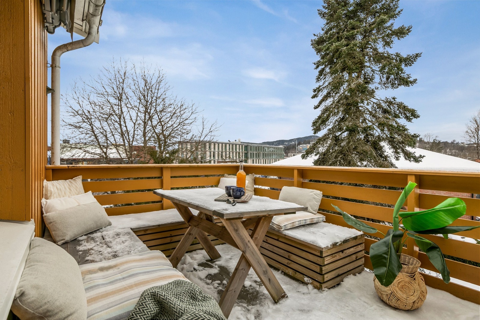 Fra stuen er det utgang til stor vestvendt terrasse på ca. 11 kvm med gode solforhold. Her får du solen både på dagen og kvelden. Galleribilde