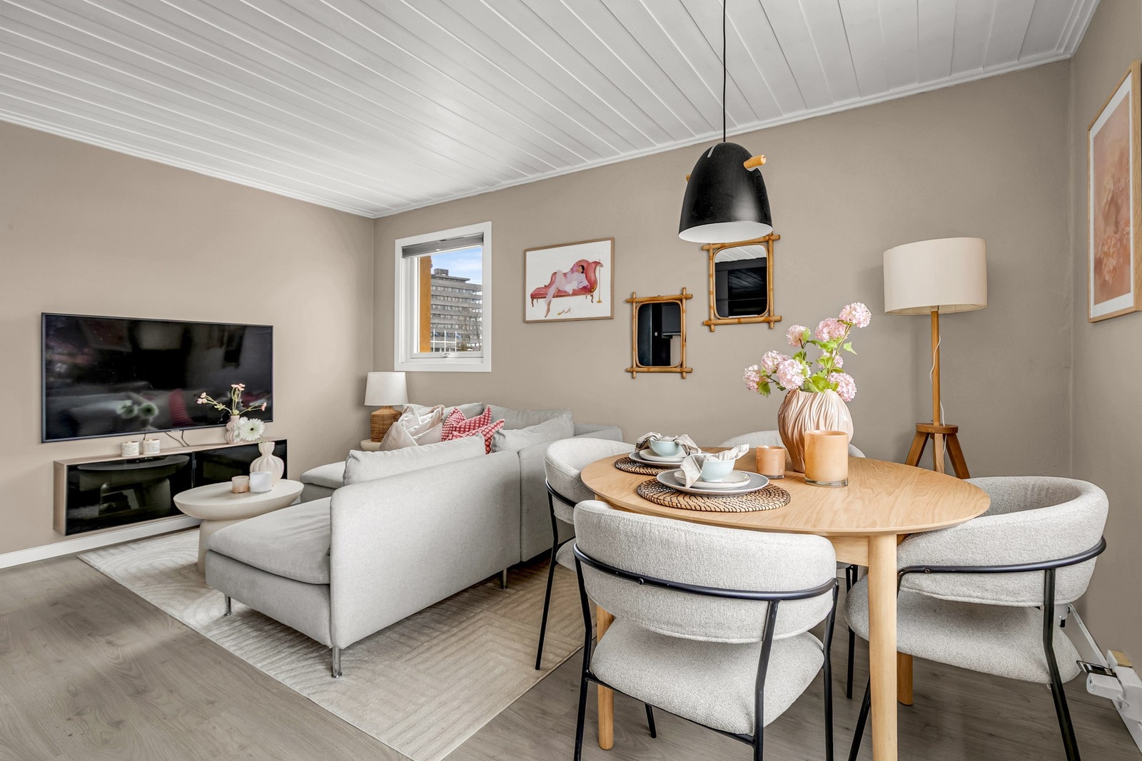 Stuen ble pusset opp av dagens eier i 2021 med blant annet nye gulv og overflater. Galleribilde