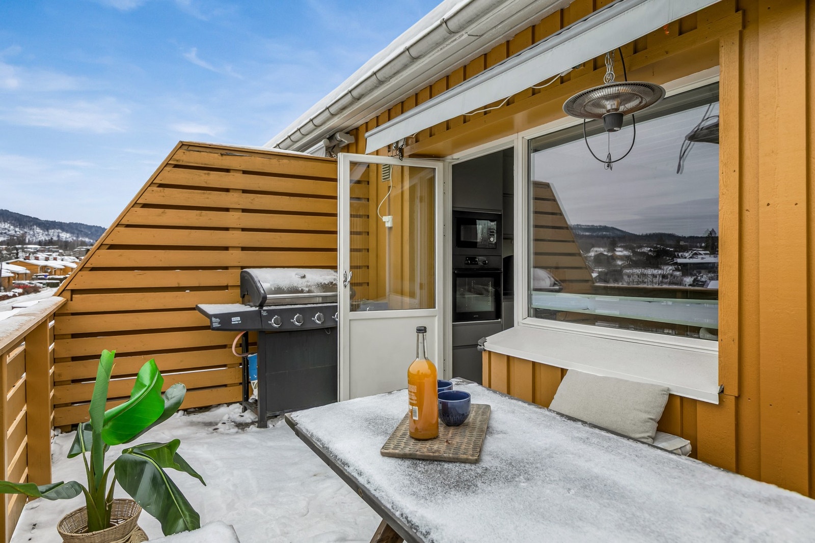 Terrassen har også god plass til diverse dekor og grill. Galleribilde