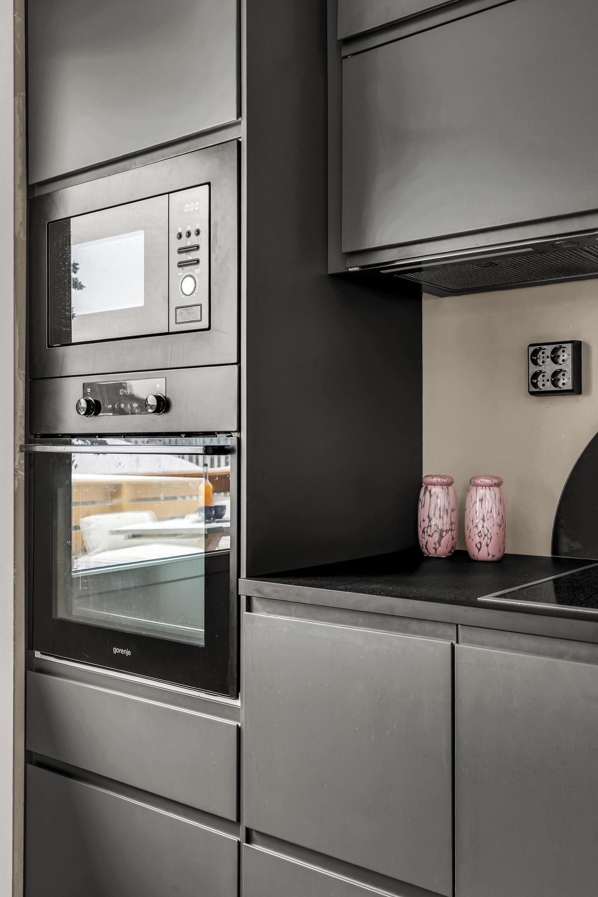 Kjøkkenet harr også integerte hvitevarer som stekeovn, mikrobølgeovn og induksjonstopp i benkeplate. Galleribilde