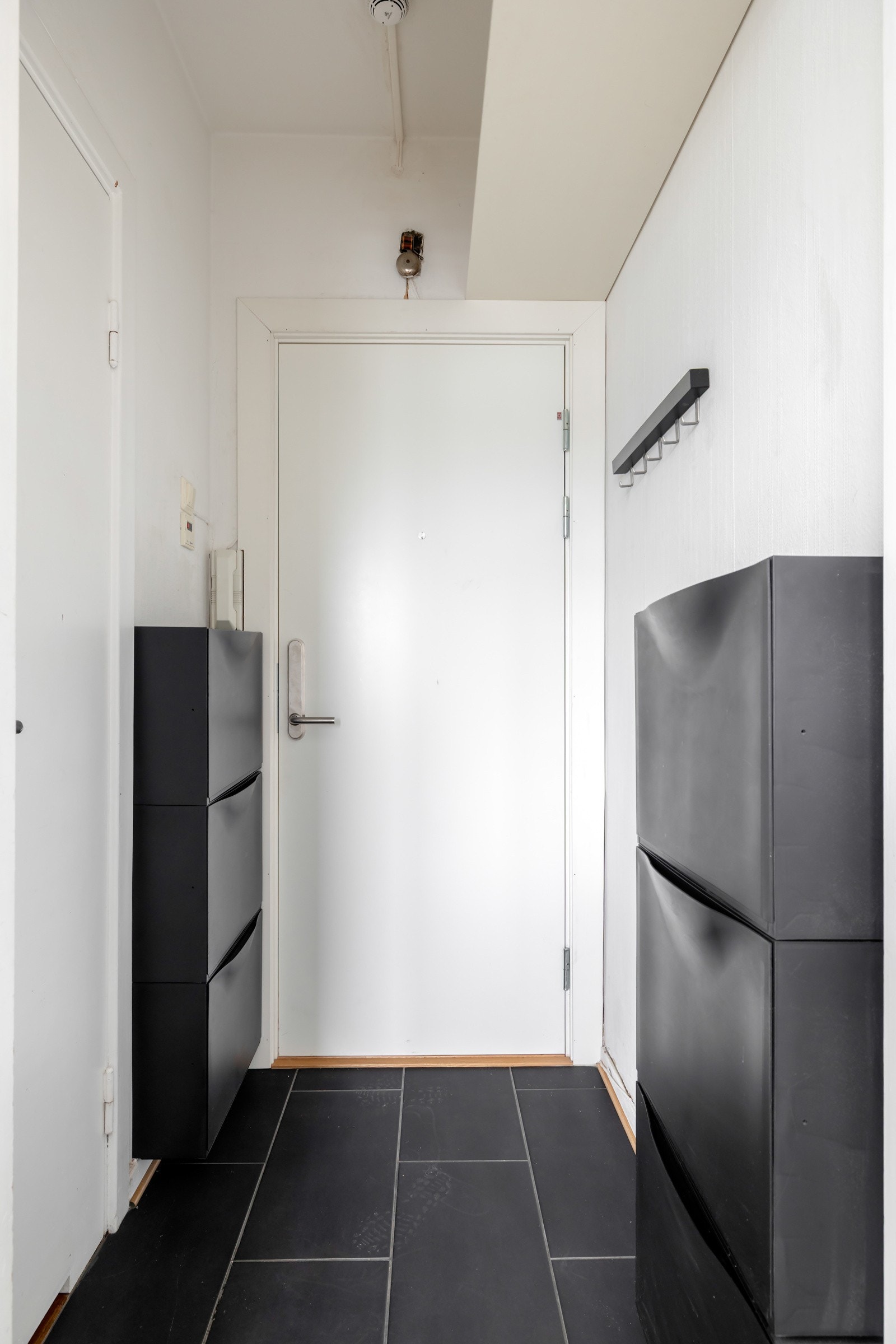 Entreen er utstyrt med dørcalling og elektronisk lås Galleribilde