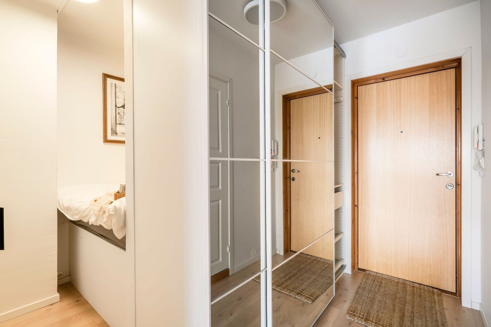 Leilighetens entré måler 4 m² og har en praktisk skyvedørsgarderobe med speil og godt med oppbevaringsplass. Planløsningen gir enkel adkomst til leilighetens rom og en god flyt. Galleribilde