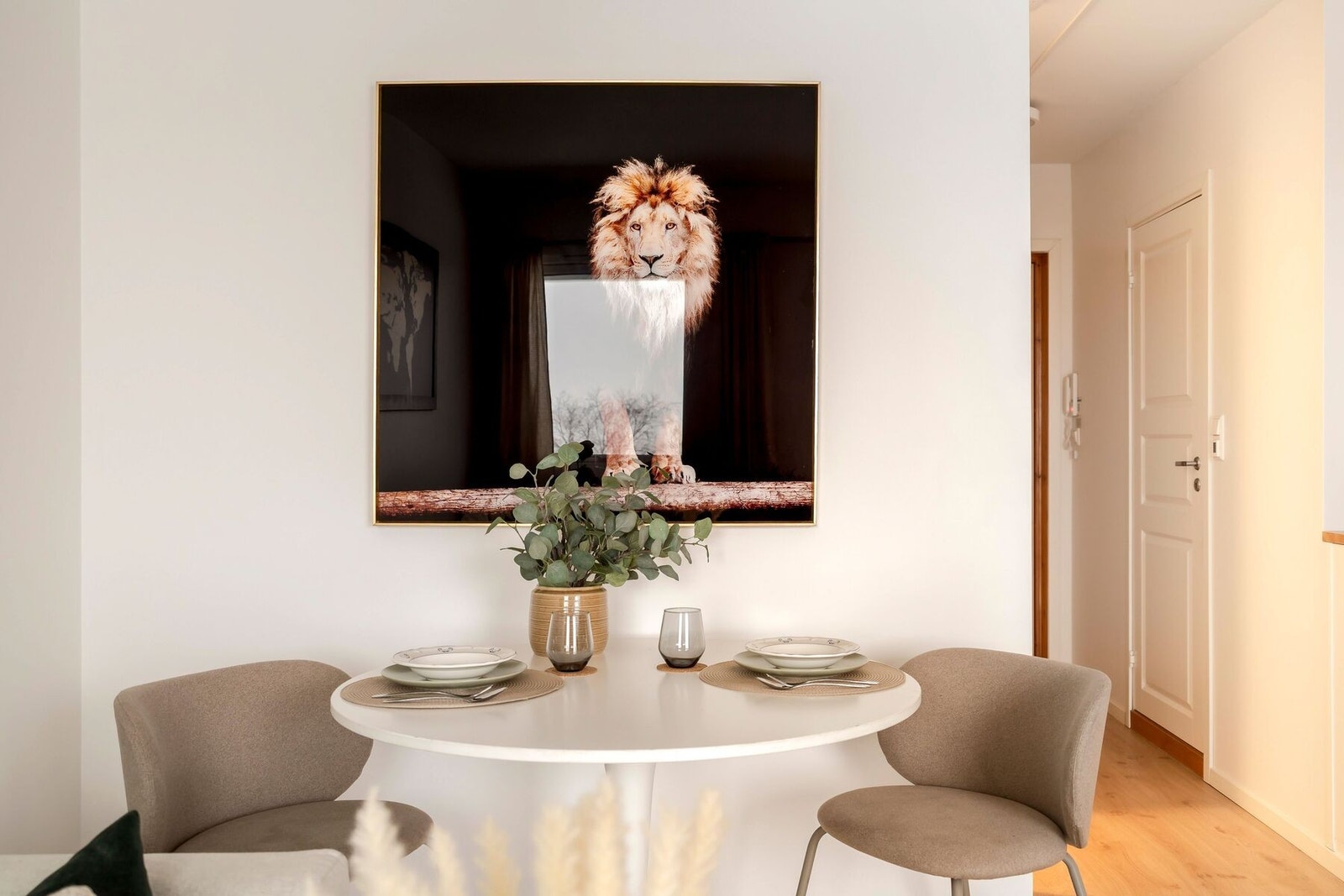 Mellom kjøkkenet og stuen finner man en naturlig plass for spisegruppen - perfekt for sosiale sammenkomster og hverdagshygge. Galleribilde