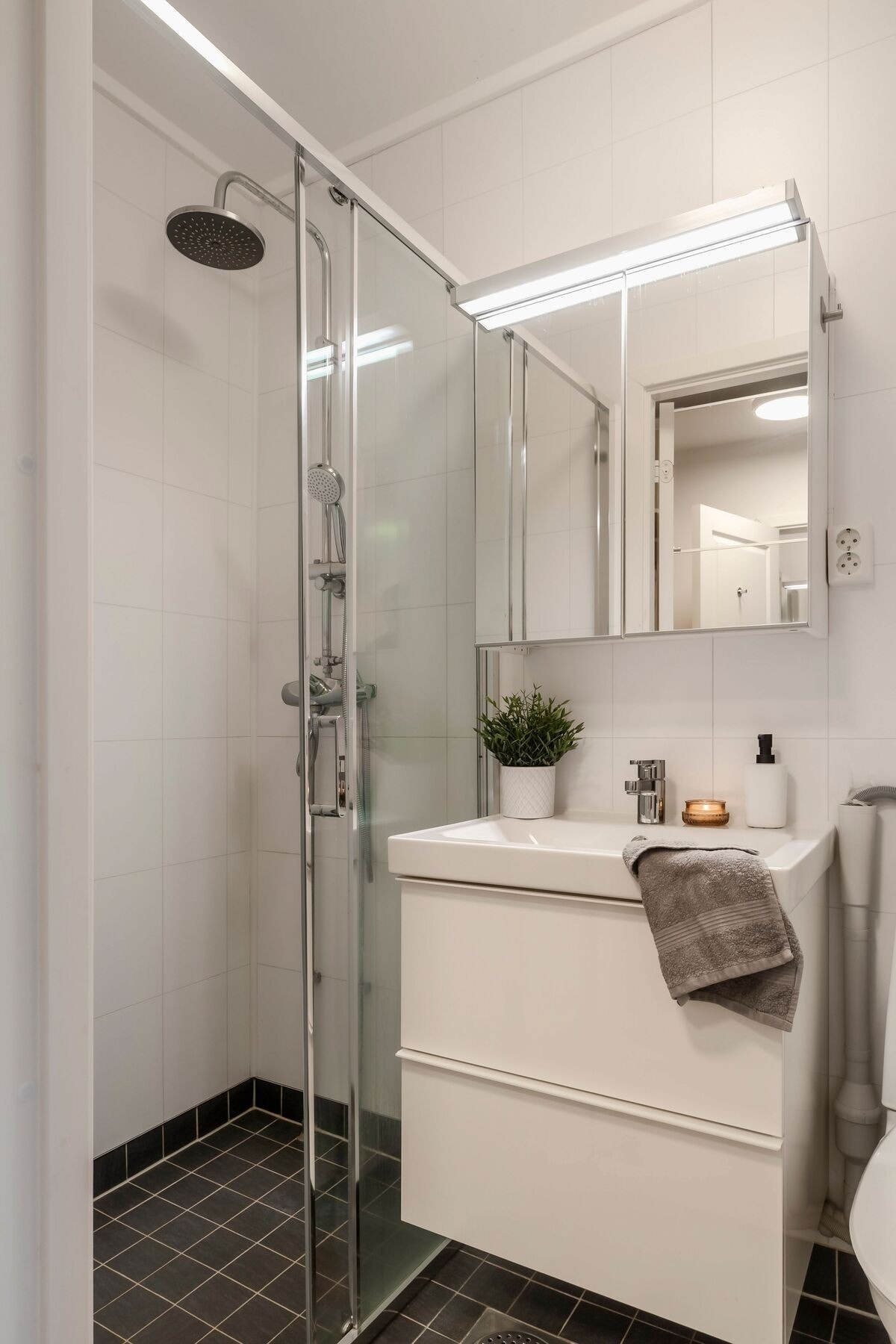 Delikat og moderne bad som måler 2,6 m² - her har man en stilren innredning og varmekabler i gulvet som gir ekstra komfort. Galleribilde