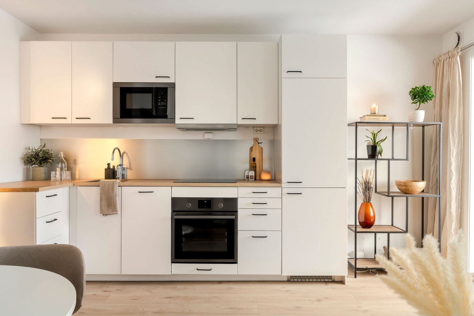 Tidløst og moderne kjøkken med masse skap-og benkplass. Galleribilde