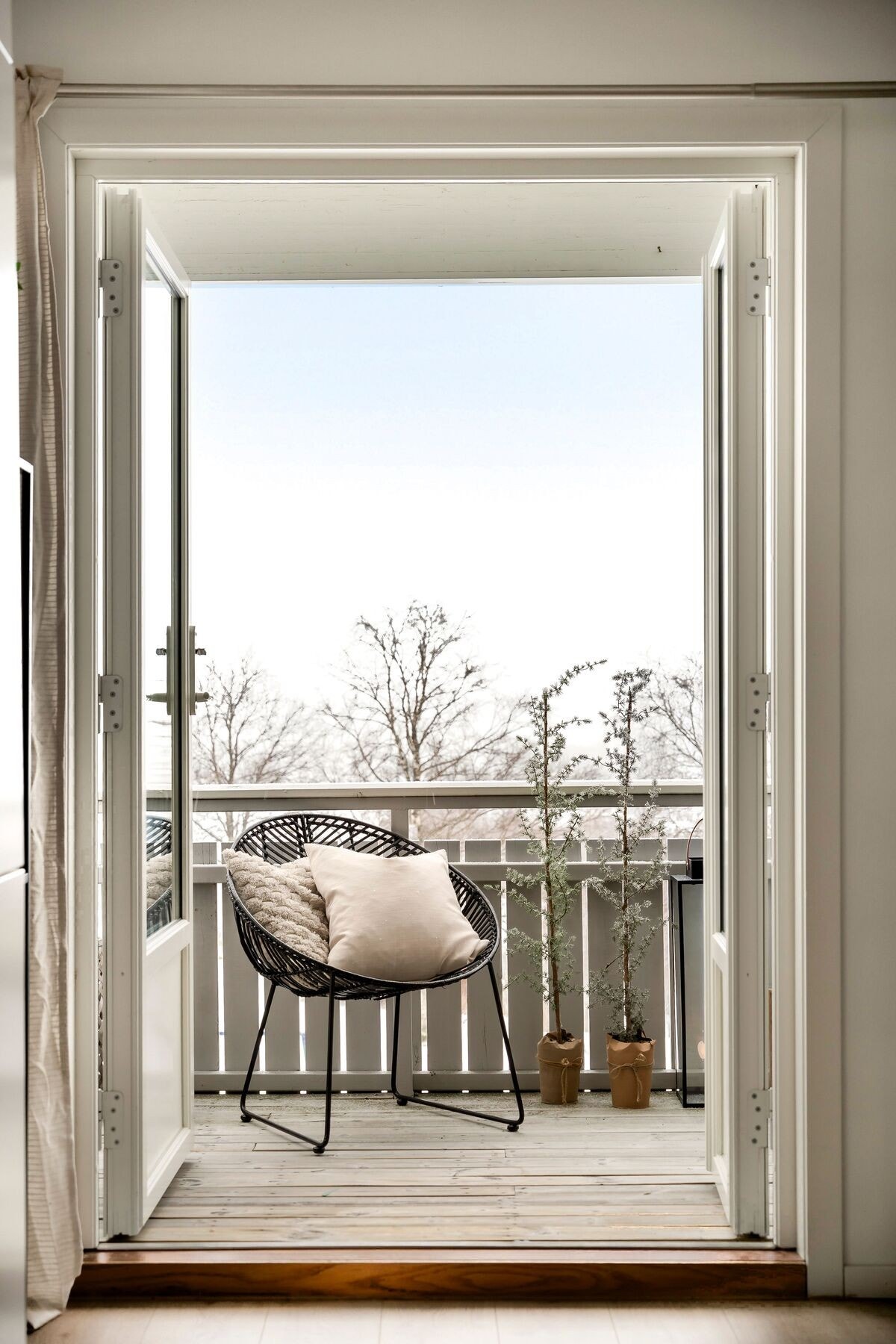 Via stuens verandadør har man direkte utgang til leilighetens sørvendte balkong på hhv. 7,2 m², som gir en sømløs overgang mellom inne- og uterom. Galleribilde